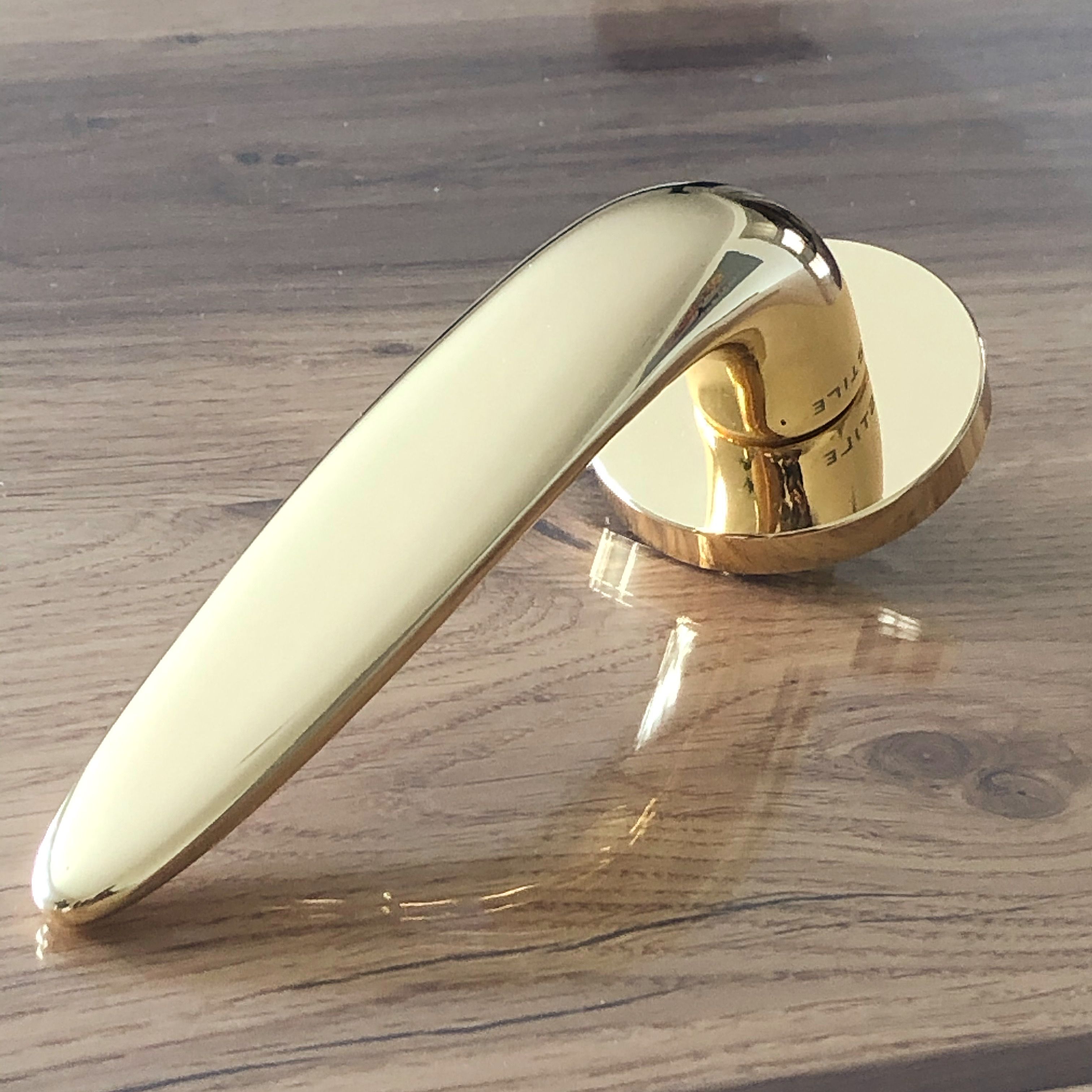 poignée de porte intérieure rétro qui donne un côté vintage à une pièce, elle s'installera idéalement sur une porte en aspect bois