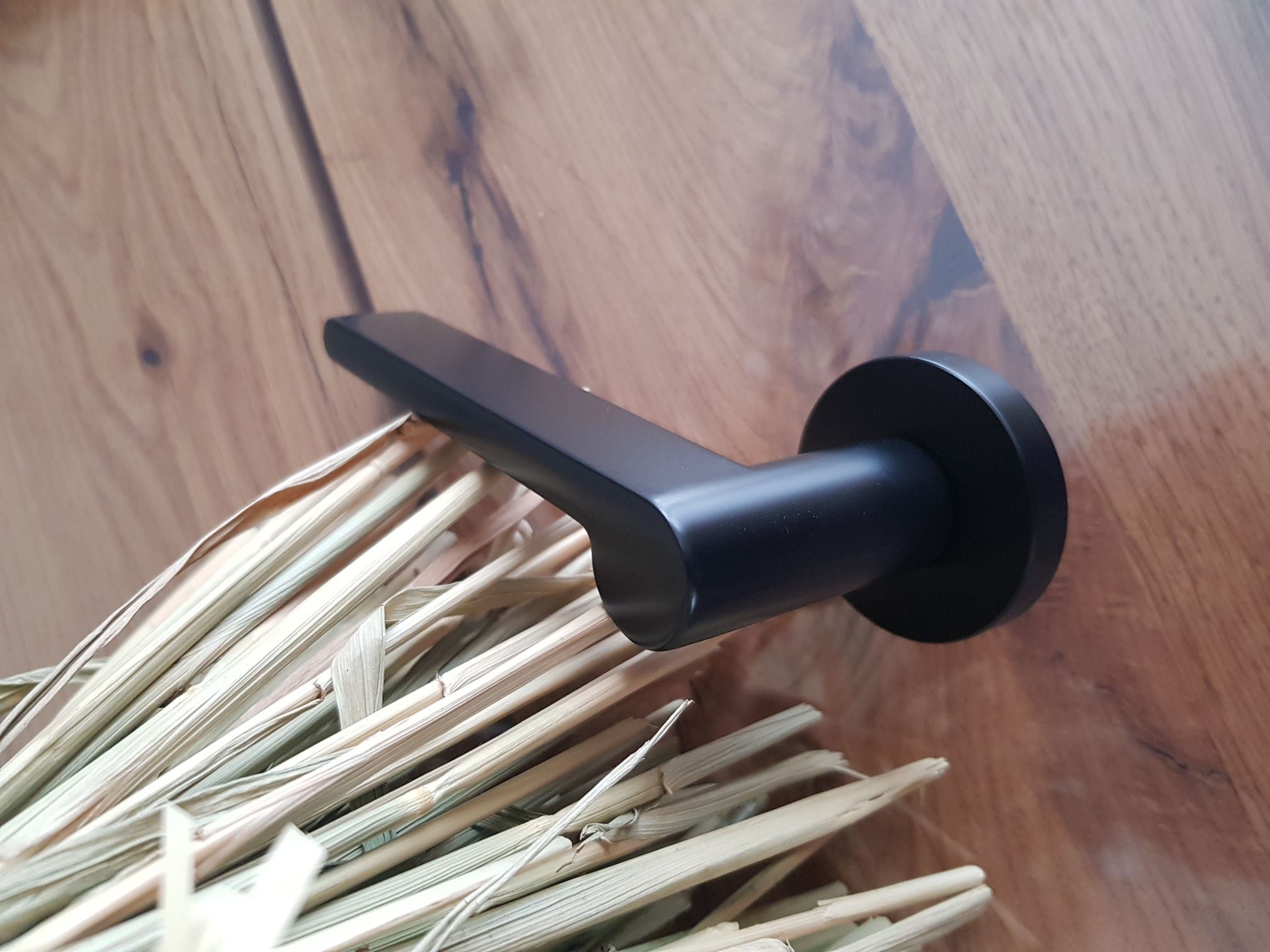 poignée de porte noire élégante qui ira a merveille sur une porte finition bois