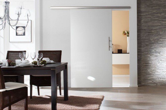 poignée de tirage ou bâton de maréchal en chrome satiné sur porte blanche