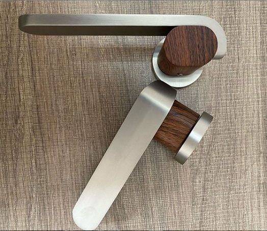 Une poignée d'intérieur design bi color aspect bois et nickel satiné pour s'accorder avec vos portes en aspect bois et votre décoration
