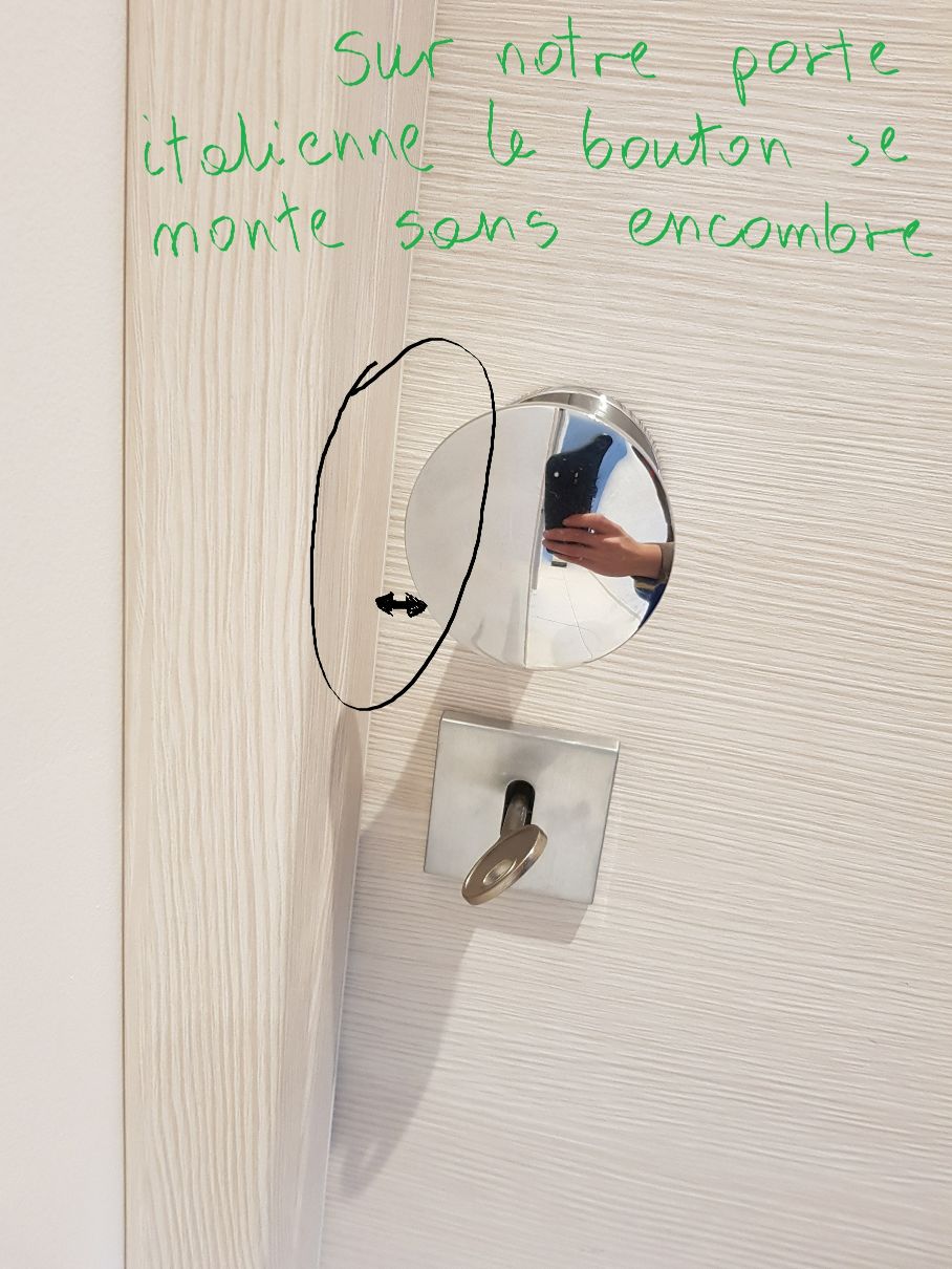 bouton de porte sur une porte équipée d'une serrure avec un axe de 5cm - vue d'en face
