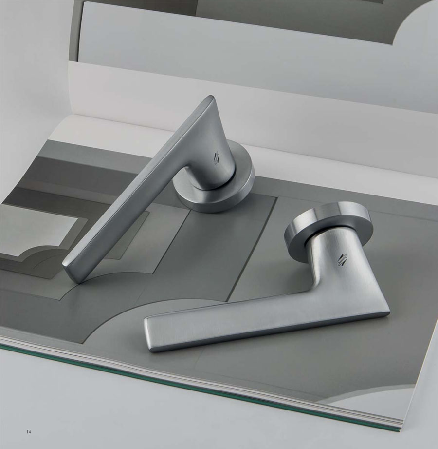 deux poignees colombo design sur un catalogue