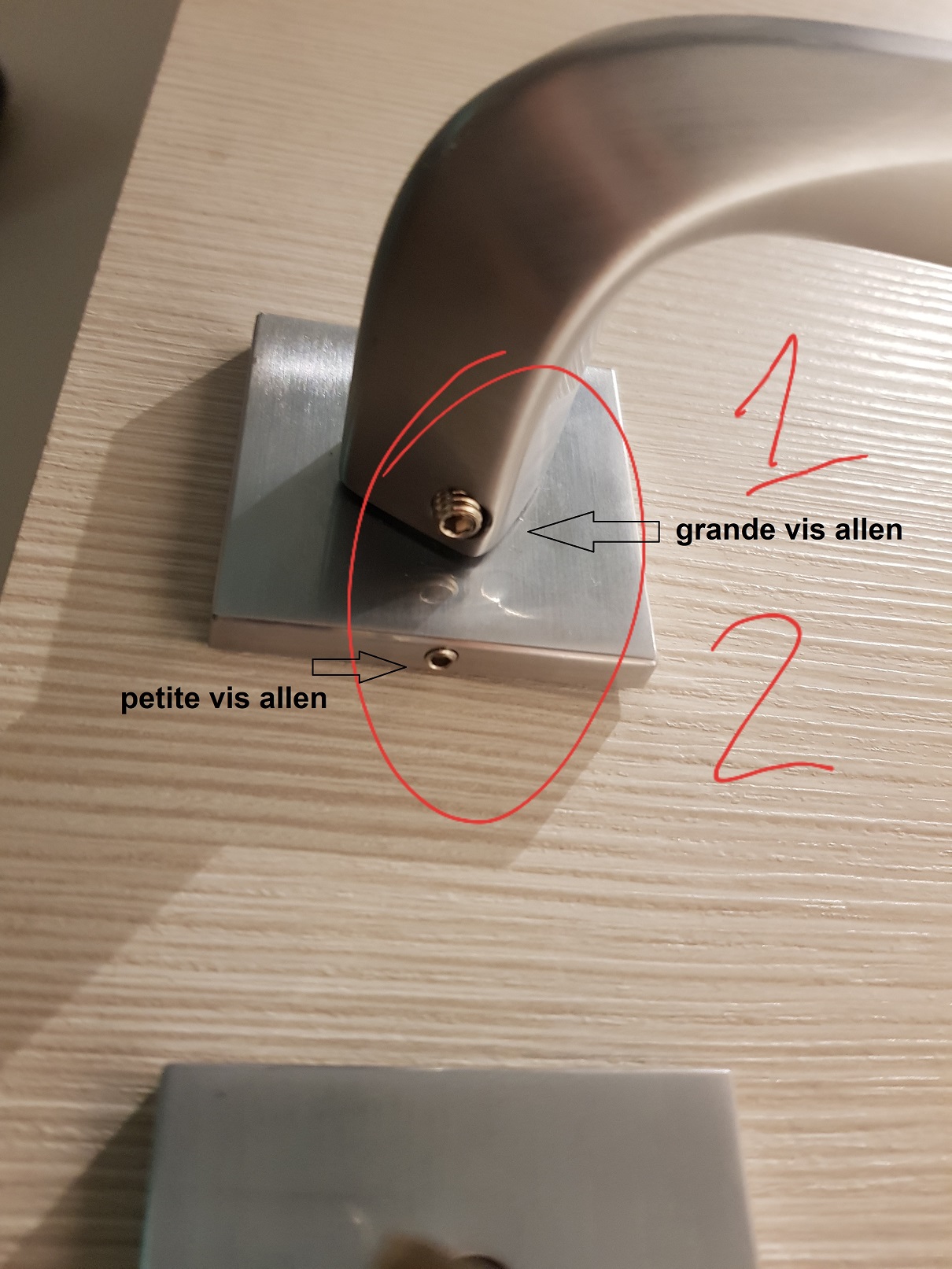 poignee de porte sur rosace carrée avec vis pointeau allen, vue d'en bas