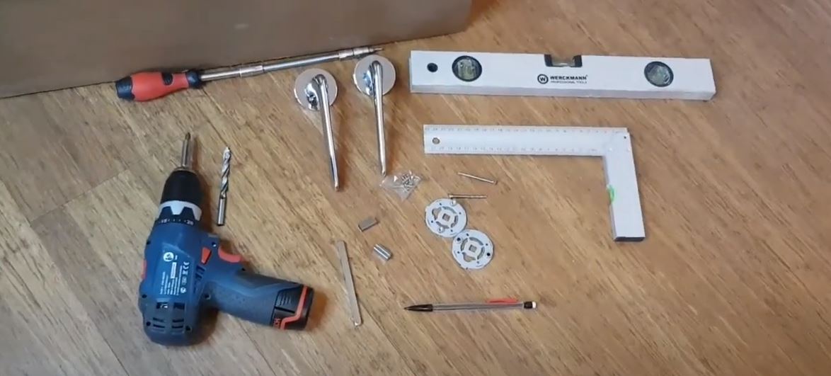 Outils nécessaires pour monter une poignée de porte