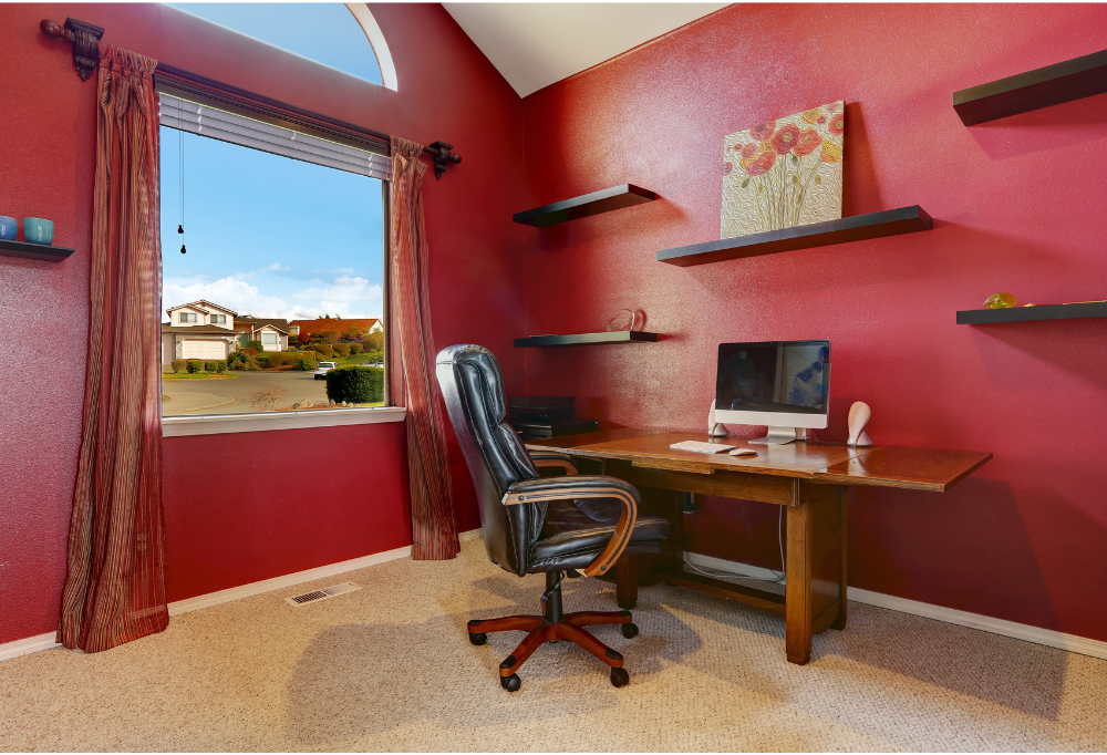 Bureau élégant avec des murs rouges