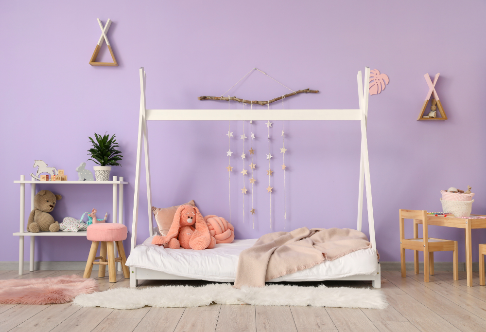 Chambre d’enfant moderne de couleur lilas