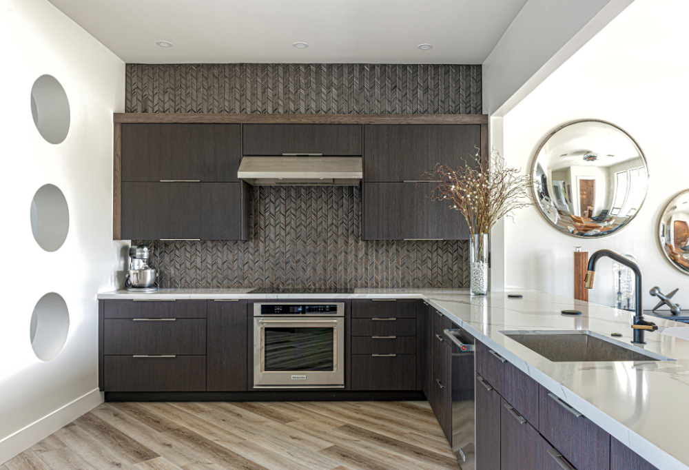 Cuisine moderne avec des placards marrons et beige