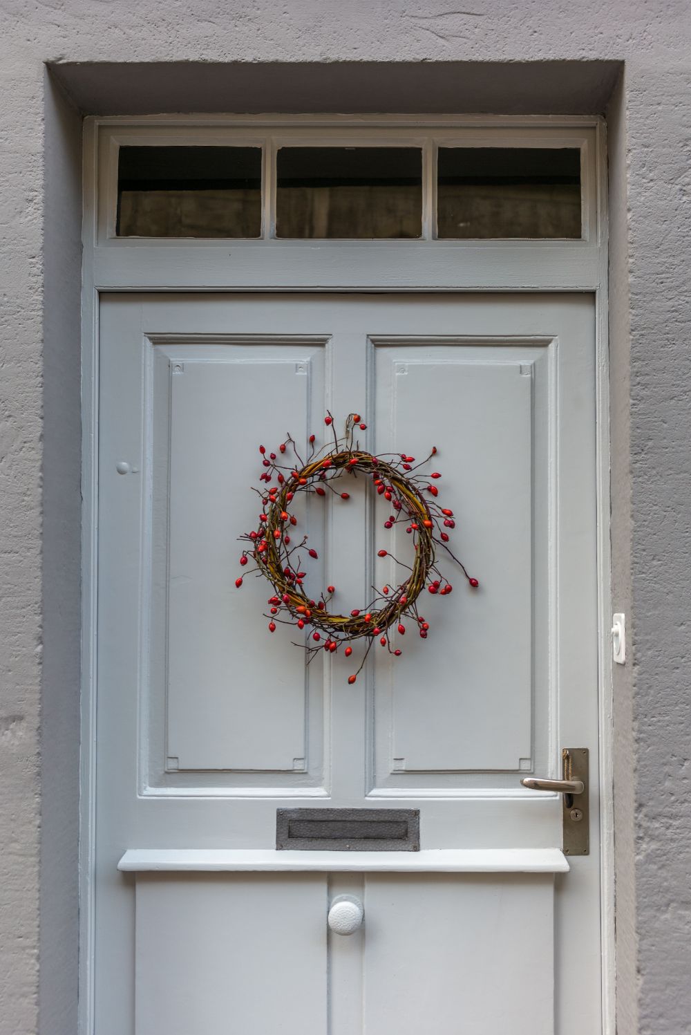 porte blanche avec couronne