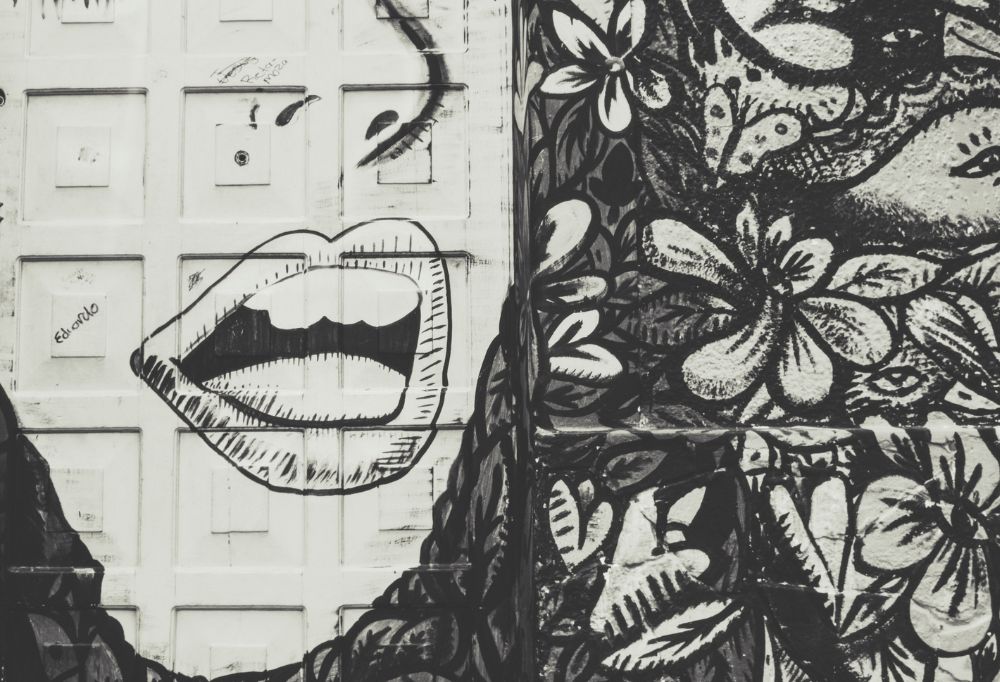 porte blanche avec visage et fresque noir