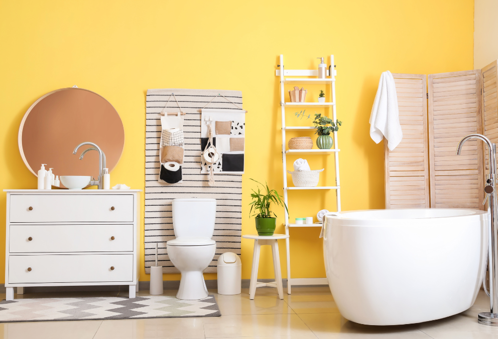Salle de bain avec un mur en jaune