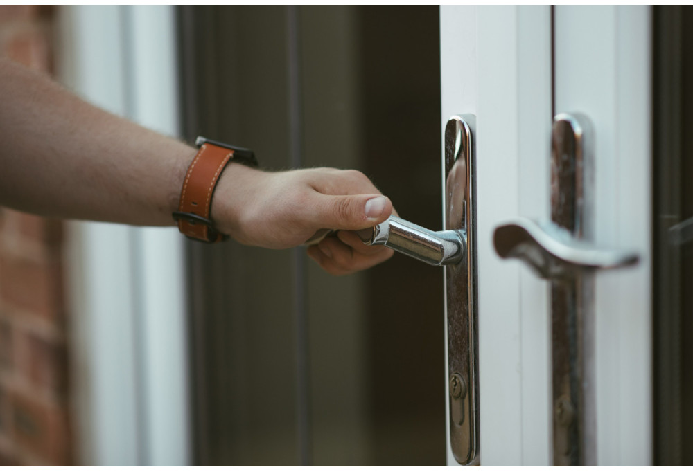 Poignée ou poignet de porte ? Astuces pour ne plus les confondre