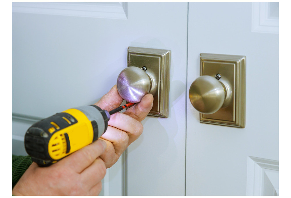 Comment installer une poignée de porte ?