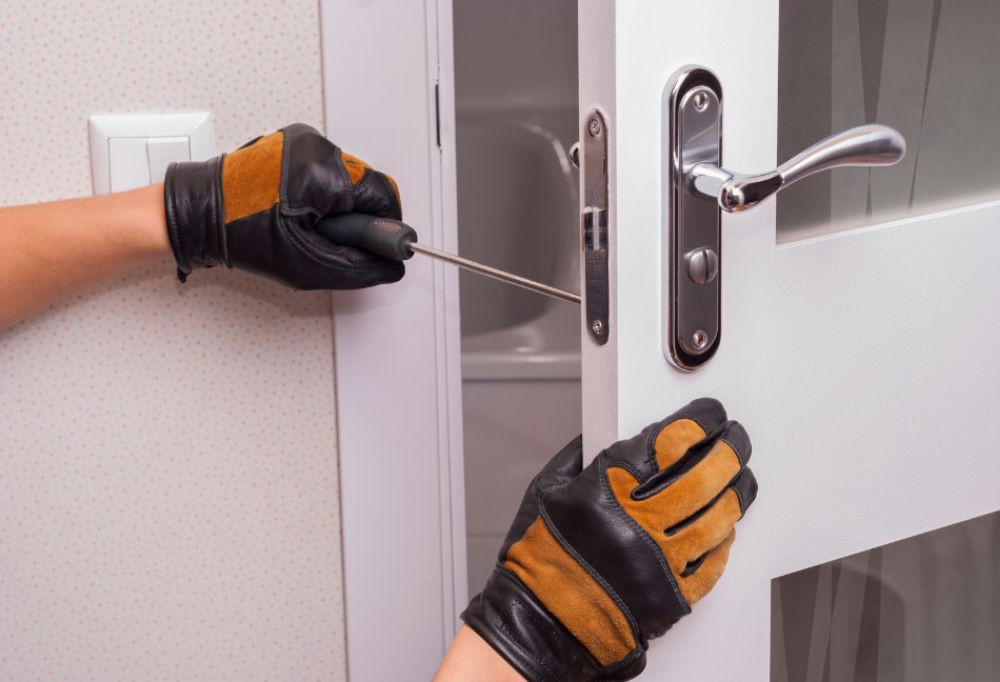 Comment installer votre quincaillerie de porte comme un pro ?