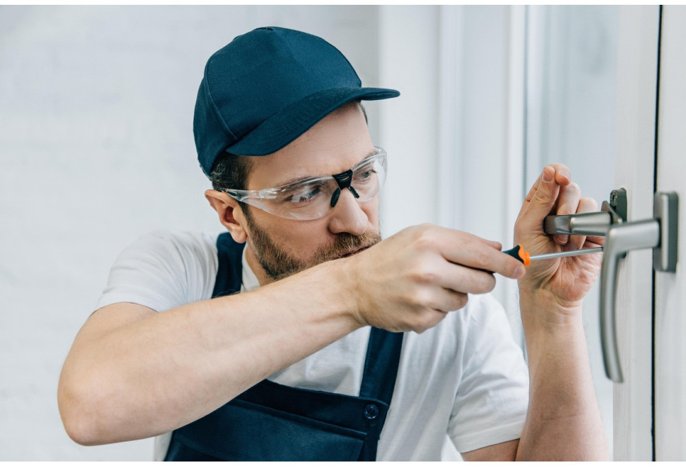 Quels outils faut-il pour poser une poignée de porte ?