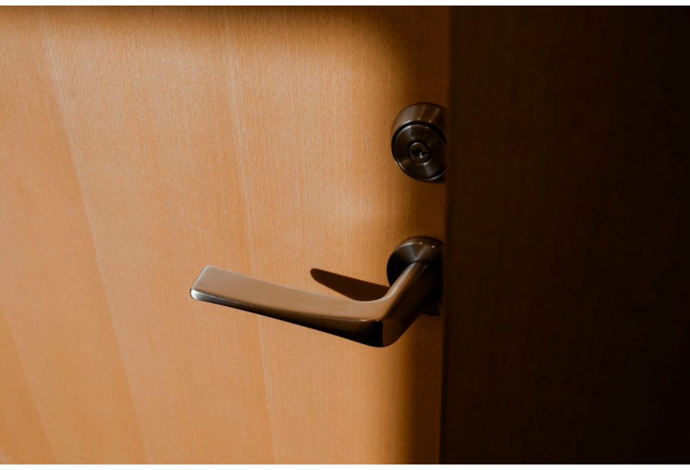Comment resserrer une poignée de porte qui bouge ?