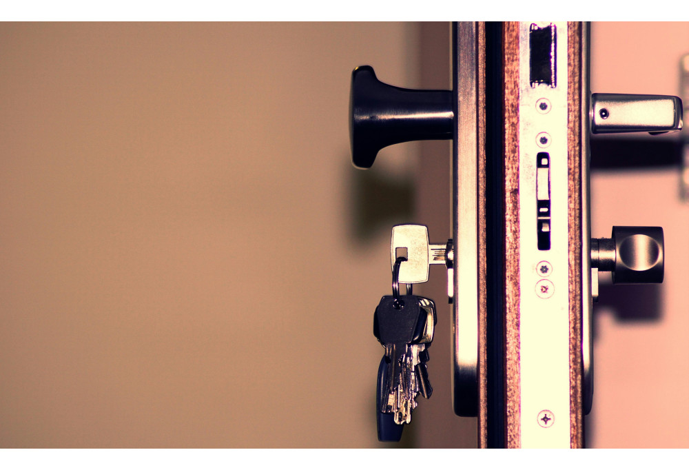 Peut-on remplacer une poignée de porte standard par une poignée design sans changer la serrure ?