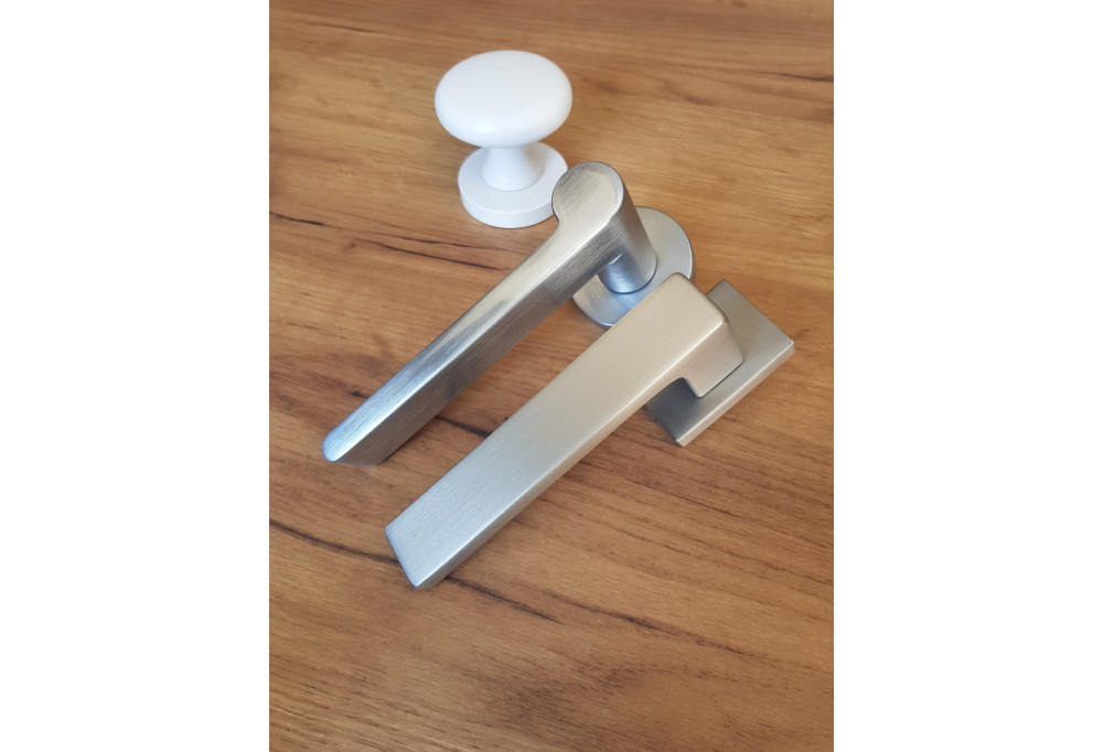 POIGNEE DE PORTE BLANCHE OU POIGNEE COLOREE ?  LE COMPARATIF