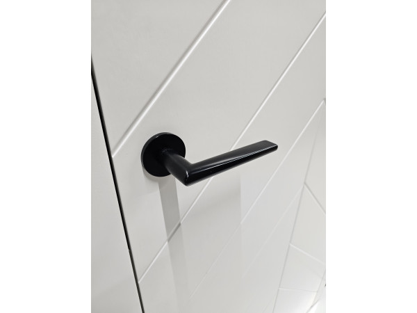 poignée de porte noire sur une porte blanche