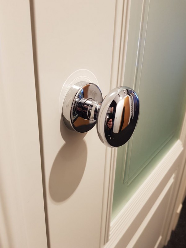 bouton de porte sur une porte blanche en verre