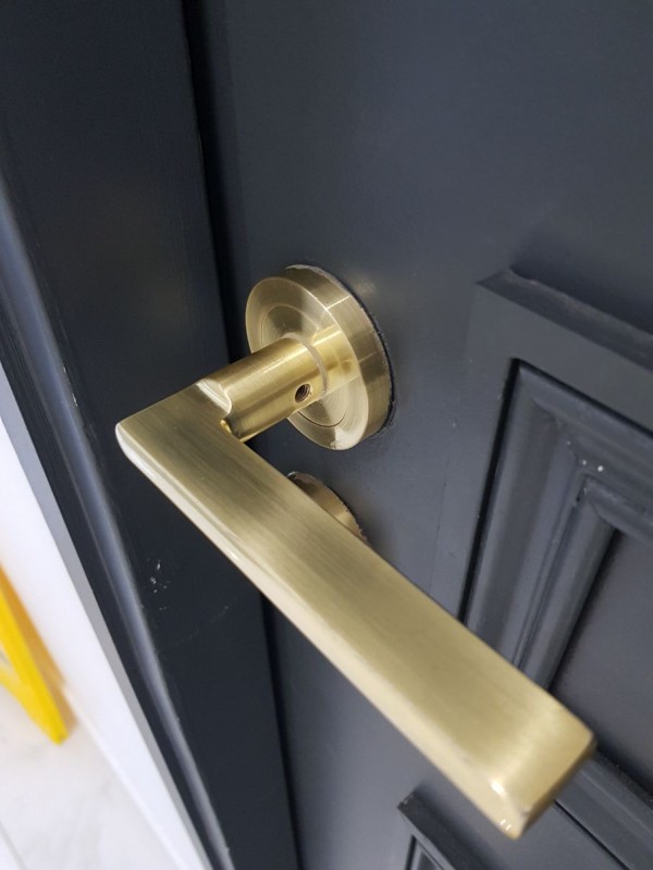 poignée dorée sur une porte bleu
