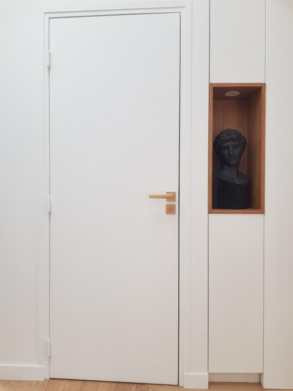 Poignée de porte design Raflesia en finition or mate - réalisation appartement parisien 