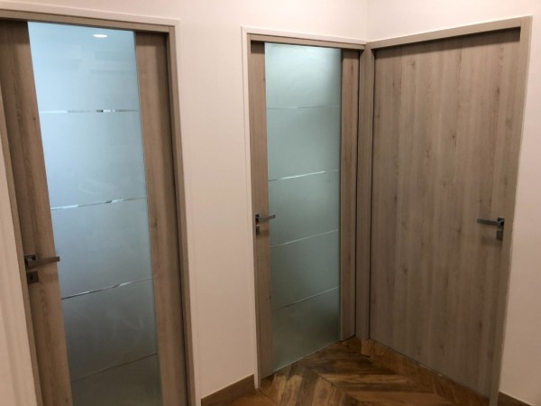 installation de nos poignées design -  modèle Warna chrome satiné