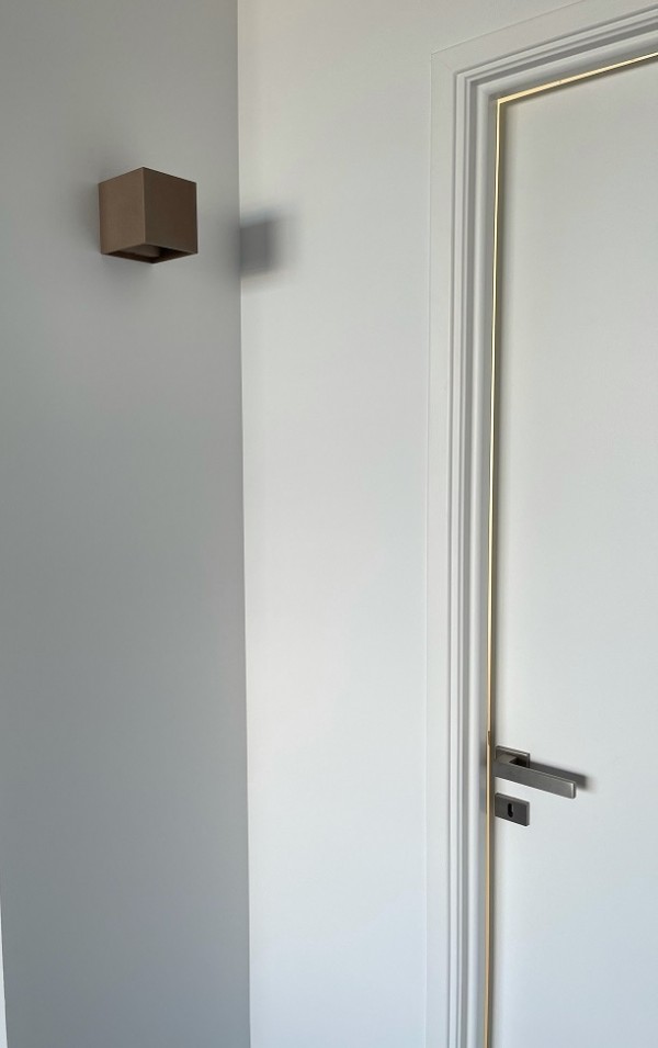 Projet de réalisation à Lyon - Poignée de porte design Focus sur une plaque rectangulaire